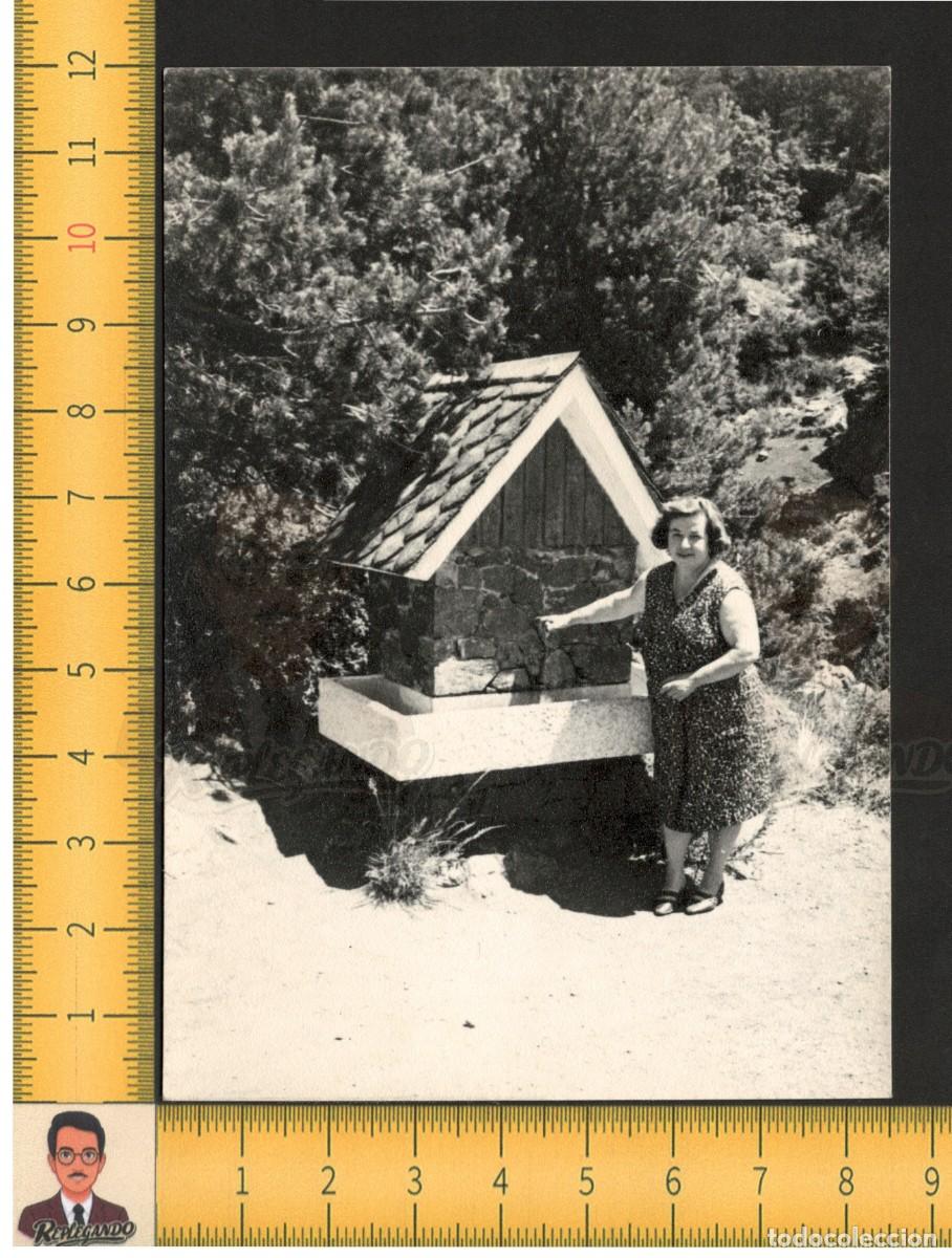 Fotograf&iacute;a antigua: CASTELLAR DE N'HUG : MUJER POSA EN CASITA FUENTE - FOTO ANTIGUA A&Ntilde;OS 50/60 - BERGAD&Aacute; CATALUNYA