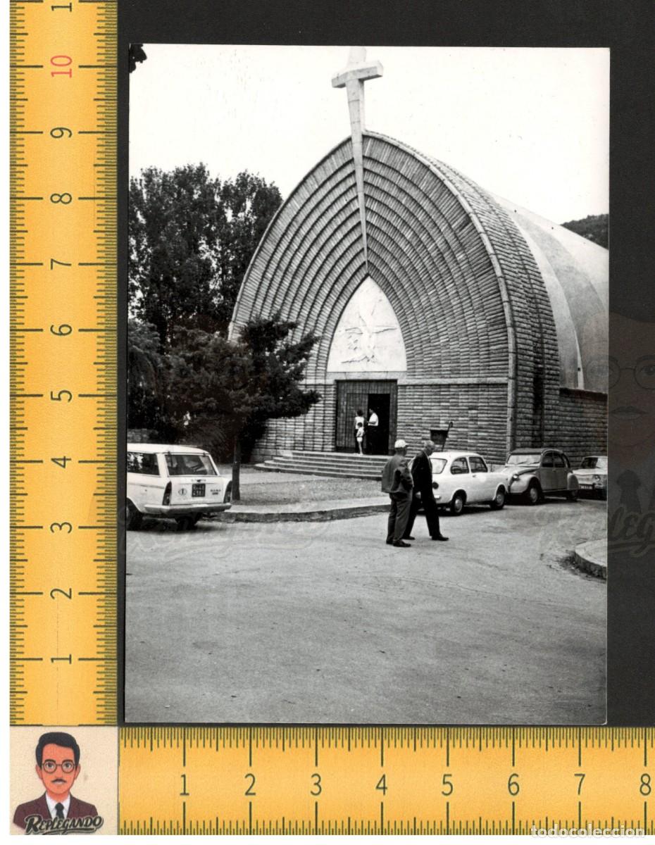 Fotograf&iacute;a antigua: EL PONT DE SUERT (LLEIDA) : IGLESIA Y COCHE CITROEN 2CV - FOTO ANTIGUA A&Ntilde;OS 60 - L&Eacute;RIDA CATALUNYA