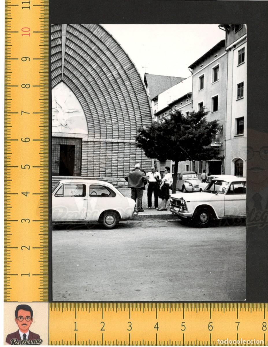 Fotograf&iacute;a antigua: EL PONT DE SUERT (LLEIDA): IGLESIA - COCHE CITROEN 2CV Y SEAT 1500 - DUWARD RELOJ - FOTO A&Ntilde;OS 60