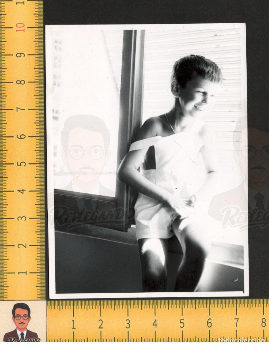 Fotograf&iacute;a antigua: RETRATO NI&Ntilde;O CON PETO Y RISA EN LA VENTANA / FOTO ANTIGUA ART&Iacute;STICA A&Ntilde;O 1957 / INFANCIA FELIZ ESPA&Ntilde;A