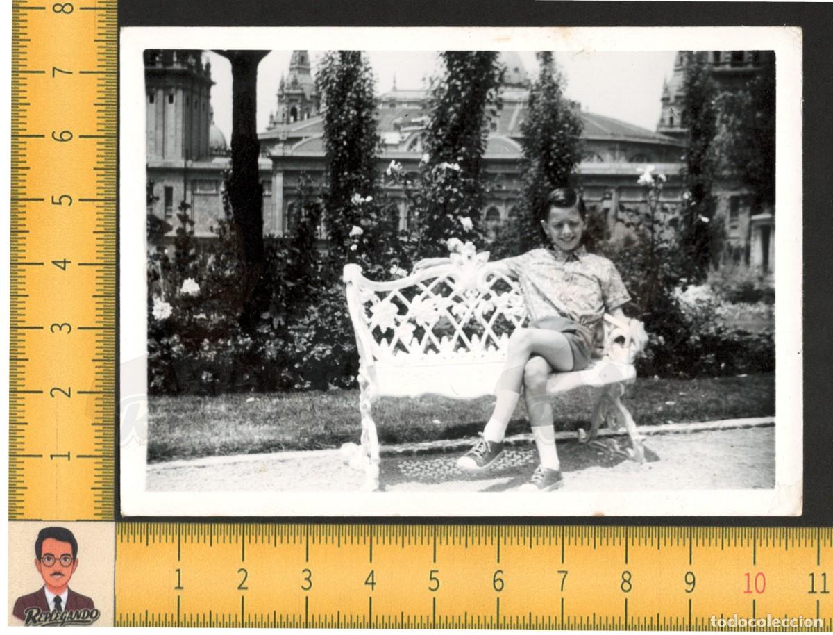 Fotograf&iacute;a antigua: BARCELONA : FELIZ NI&Ntilde;O EN BANCO PARQUE JARD&Iacute;N PALACIO NACIONAL MONTJUIC - FOTO ANTIGUA A&Ntilde;OS 50/60