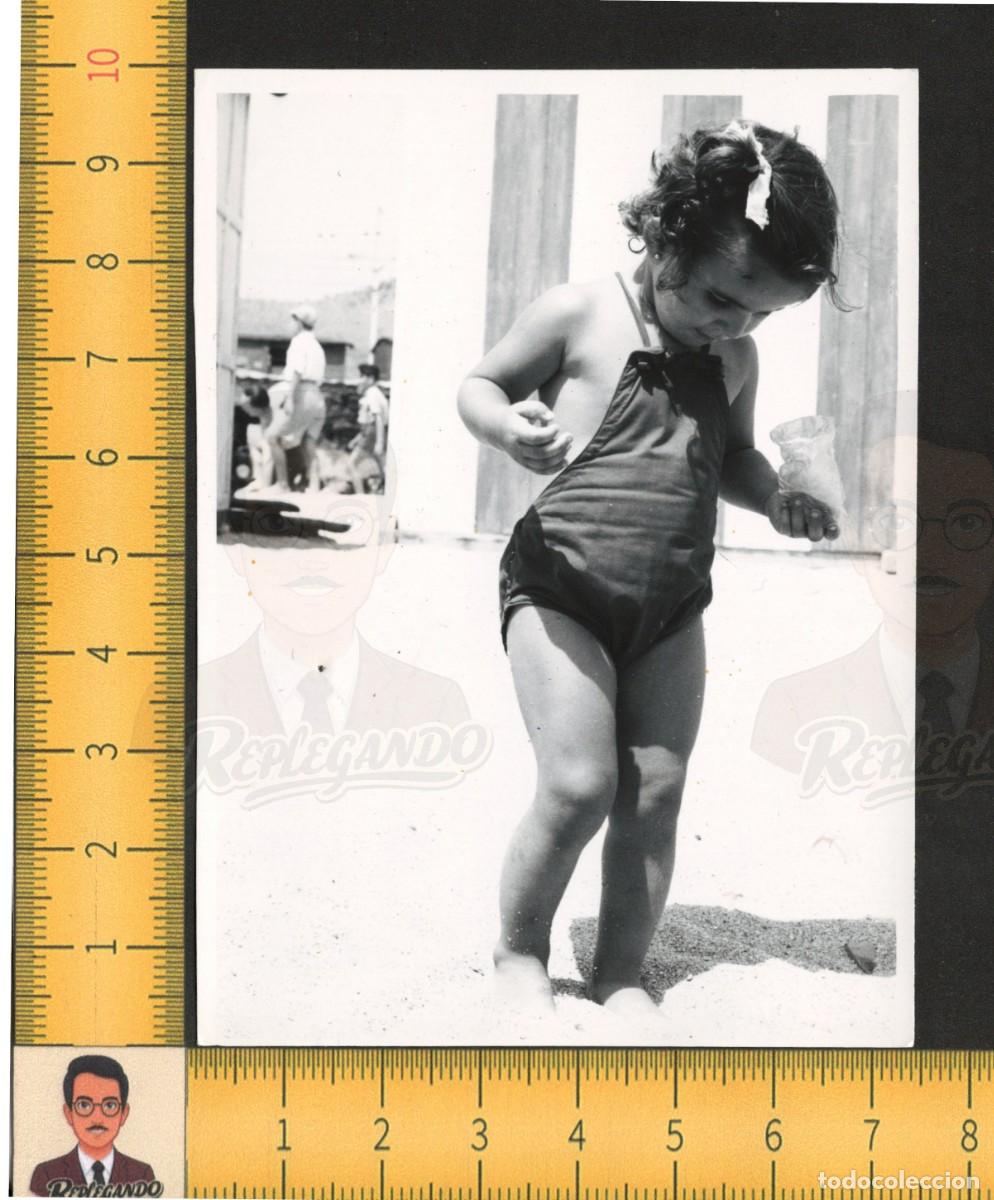 Fotograf&iacute;a antigua: RETRATO SIMP&Aacute;TICA NI&Ntilde;A LAZO PELO MERIENDA PLAYA / FOTO ANTIGUA ART&Iacute;STICA A&Ntilde;O 1957 / INFANCIA FELIZ