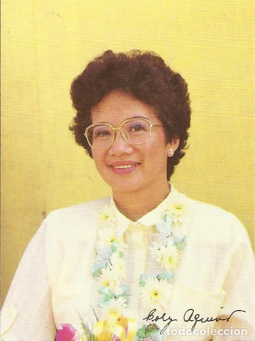 Fotograf&iacute;a antigua: Coraz&oacute;n o Cory Aquino. Presidenta Filipinas (1986-1992). 1986. Fotograf&iacute;a papel firmada. 9x6,5 cm.