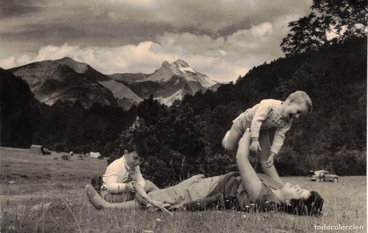 Fotograf&iacute;a antigua: :::: LL238 - FOTOGRAFIA - MAMA JUGANDO CON SUS NI&Ntilde;OS EN ORDESA - 1958 - 17 X 11 CM.