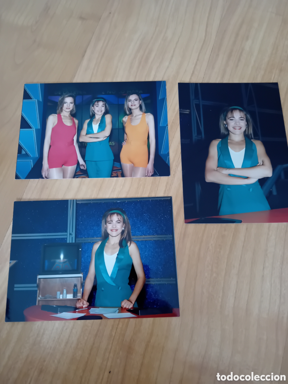 Fotograf&iacute;a antigua: 3 FOTOGRAF&Iacute;AS ORIGINALES ANGELES MARTIN Y AZAFATAS PROGRAMA TVE SIN VERG&Uuml;ENZA. 1992