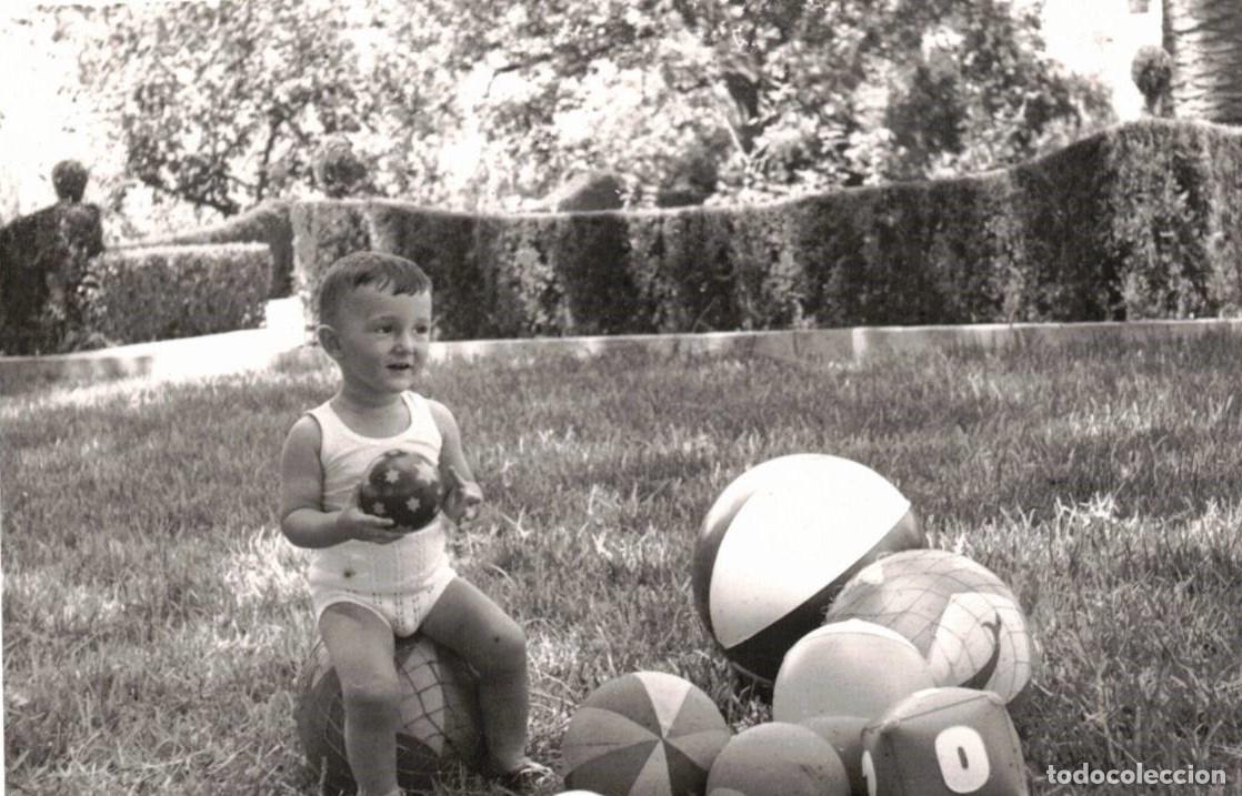 Photographie ancienne: :::: M778 - FOTOGRAFIA - NI&Ntilde;ITO JUGANDO CON UNAS PELOTAS - BETERA 1955