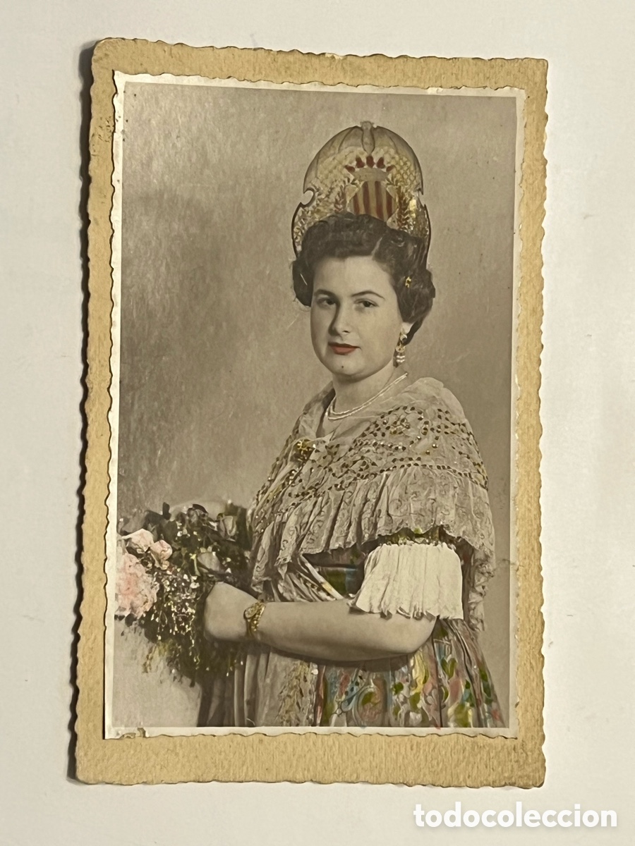Fotograf&iacute;a antigua: FALLERA. Fotograf&iacute;a Coloreada. Hermosa Teja con el Escudo de la Ciudad de Valencia.. (h.1930?)