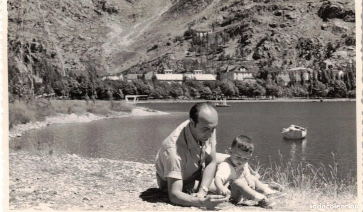 Fotograf&iacute;a antigua: :::: Q455 - FOTOGRAFIA - SE&Ntilde;OR JUGANDO CON SU NI&Ntilde;O - PANTICOSA 1955