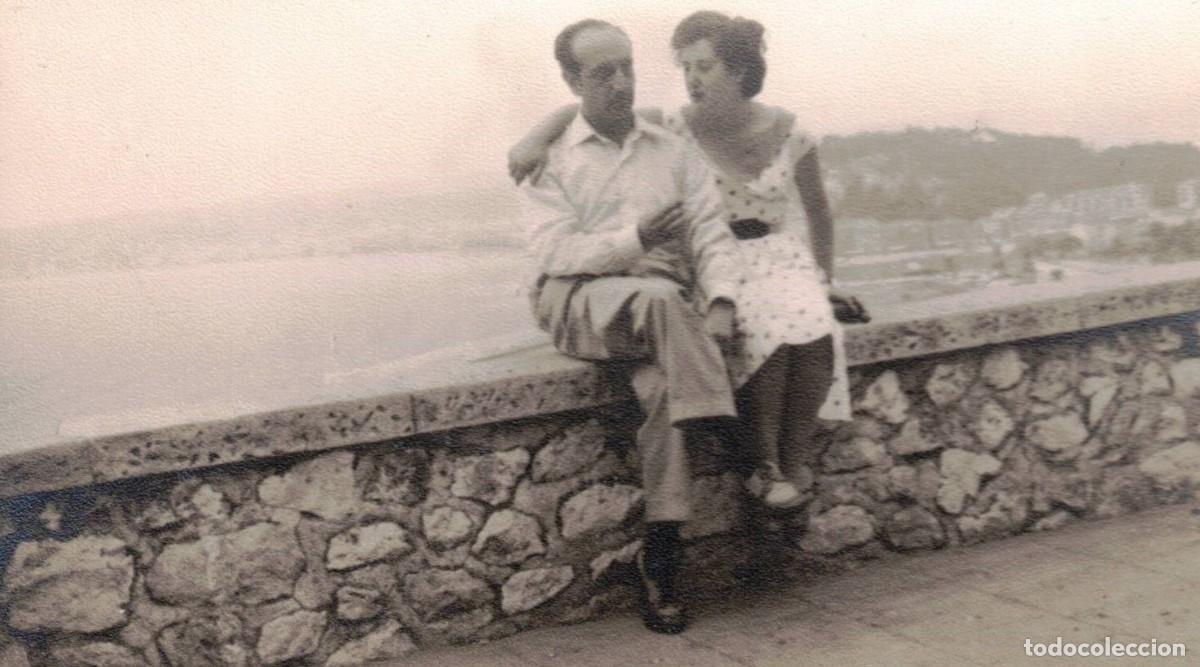Fotograf&iacute;a antigua: :::: Q459 - FOTOGRAFIA - PAREJA SENTADOS EN UN MURO