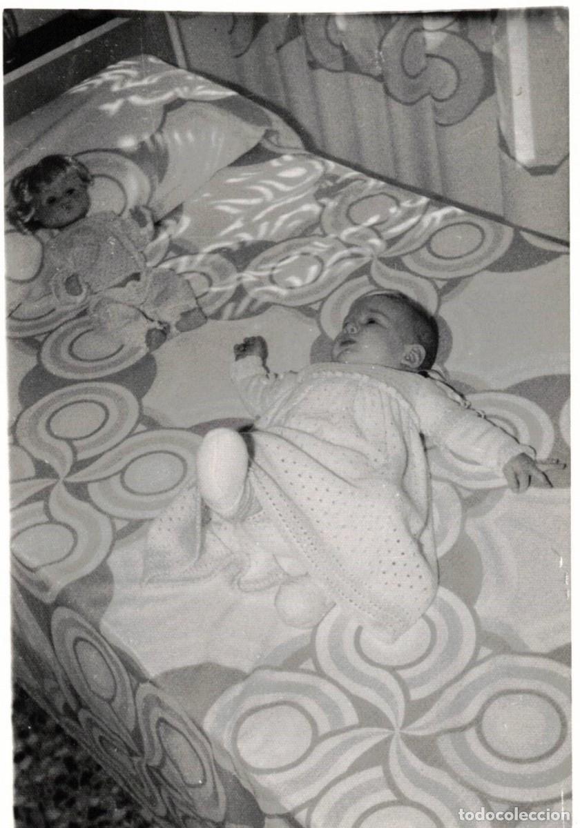Fotograf&iacute;a antigua: :::: Q460 - FOTOGRAFIA - BEB&Eacute; ENCIMA DE UNA CAMA