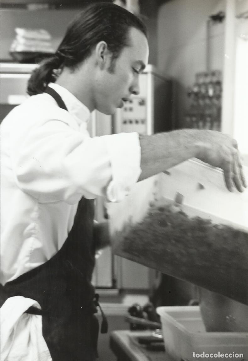 Fotograf&iacute;a antigua: Quim Casellas. Chef. Cocina. Gastronom&iacute;a. Fotografia firmadada y dedicada. 2002. Llafranc. 10x15 cm.
