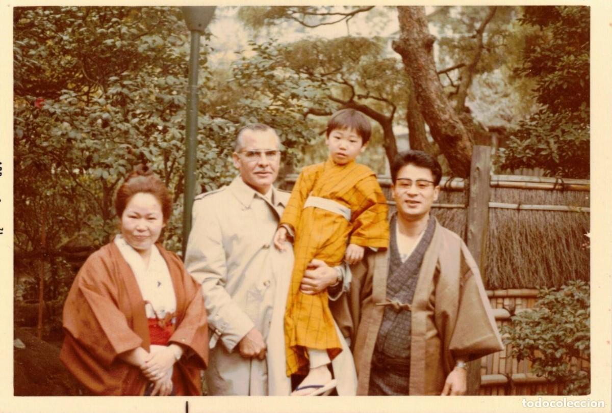 Fotograf&iacute;a antigua: :::: Q464 - FOTOGRAFIA - SE&Ntilde;OR CON UNA FAMILIA ASIATICA