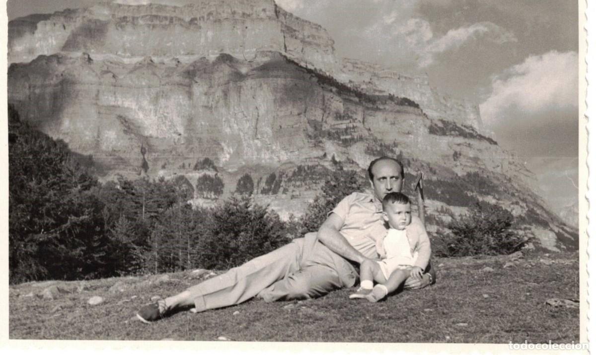 Fotograf&iacute;a antigua: :::: Q466 - FOTOGRAFIA - SE&Ntilde;OR CON SU NI&Ntilde;O - PARQUE NACIONAL DE ORDESA 1955