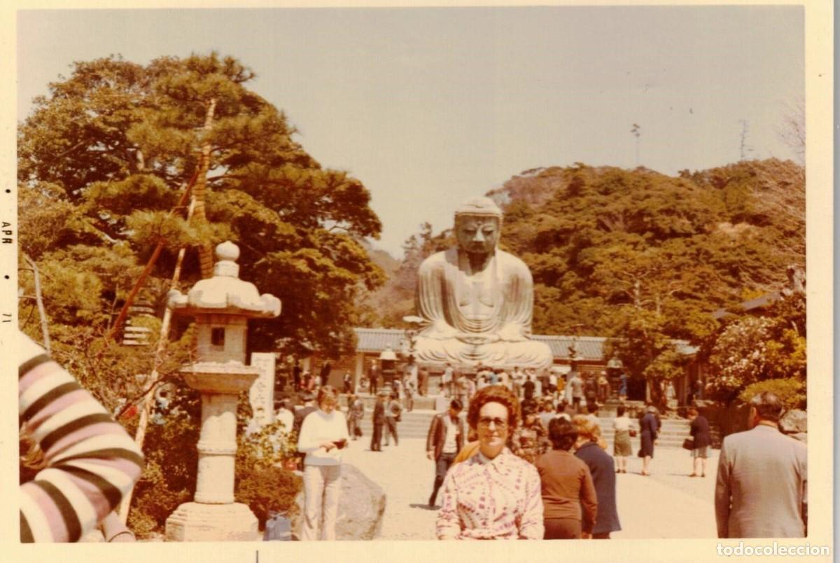 Fotograf&iacute;a antigua: :::: Q474 - FOTOGRAFIA - SE&Ntilde;ORA DELANTE DE UNA ESTATUA DE BUDA