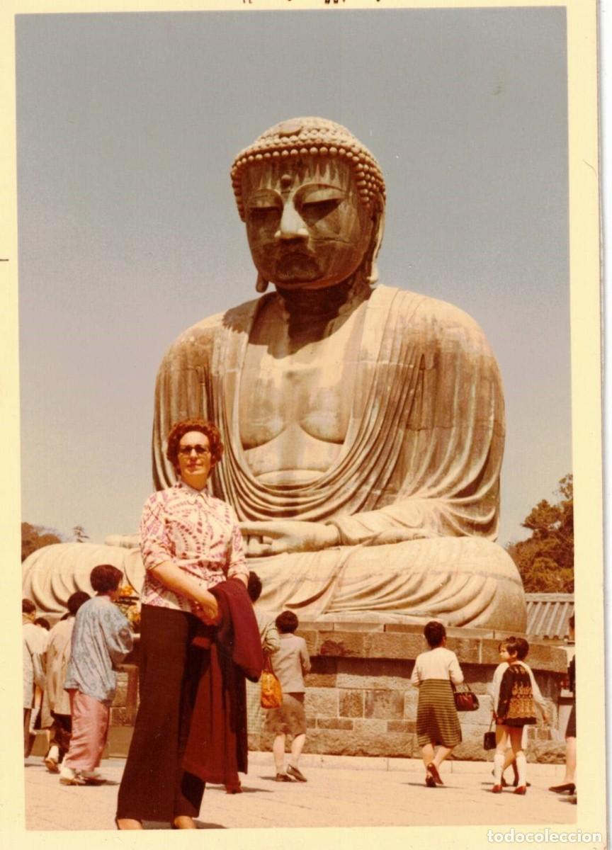 Fotograf&iacute;a antigua: :::: Q480 - FOTOGRAFIA - SE&Ntilde;ORA JUNTO A UNA ESTATUA DE BUDA
