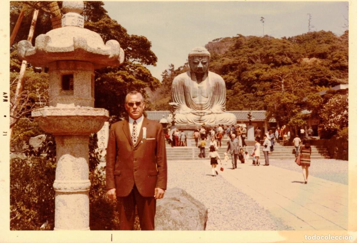 Fotograf&iacute;a antigua: :::: Q482 - FOTOGRAFIA - SE&Ntilde;OR DELANTE DE UNA ESTATUA DE BUDA
