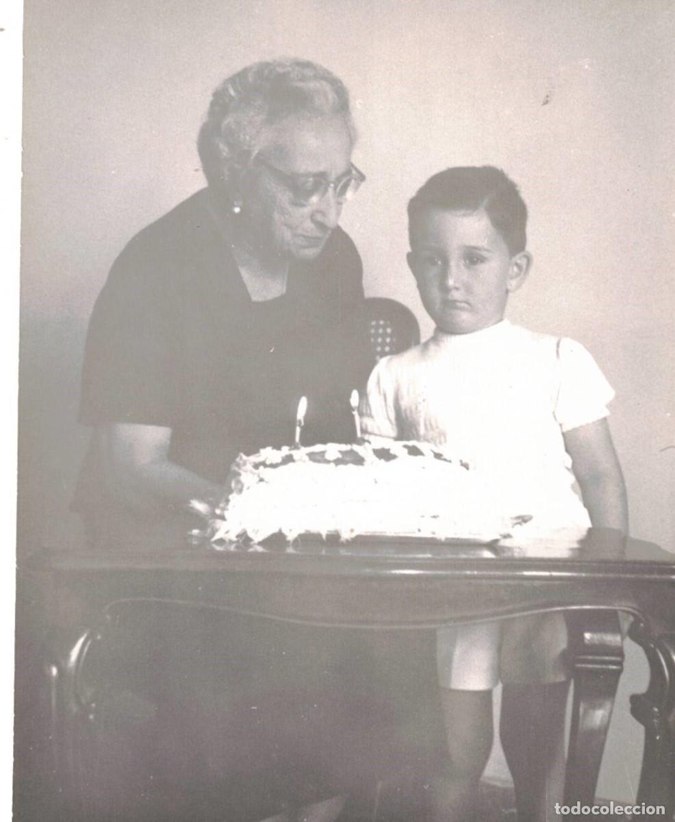 Fotograf&iacute;a antigua: :::: Q492 - FOTOGRAFIA - NI&Ntilde;ITO EN SU CUMPLEA&Ntilde;OS CON SU ABUELITA - 1957