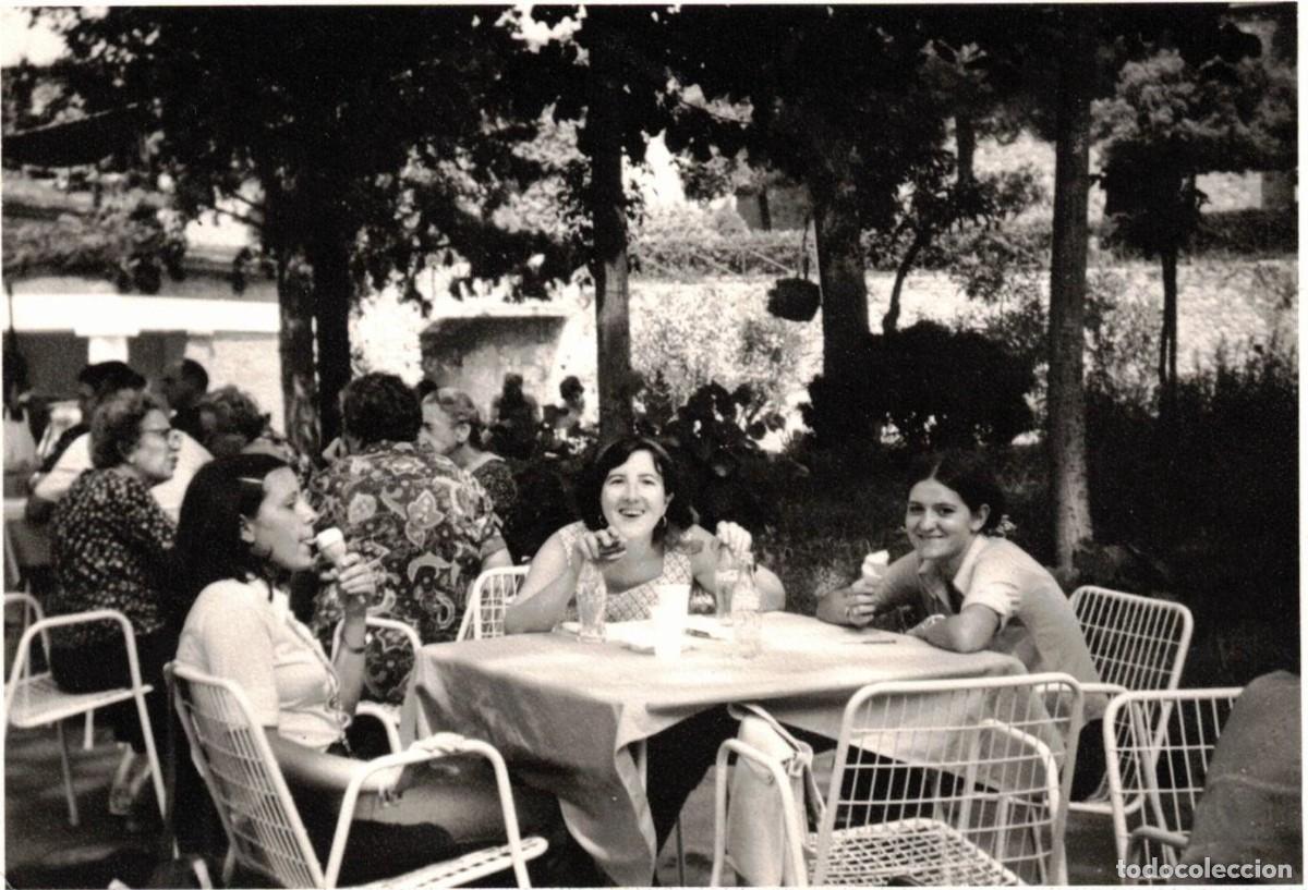Fotograf&iacute;a antigua: :::: Q497 - FOTOGRAFIA - TRES AMIGAS TOMANDO HELADOS EN UNA TERRAZA