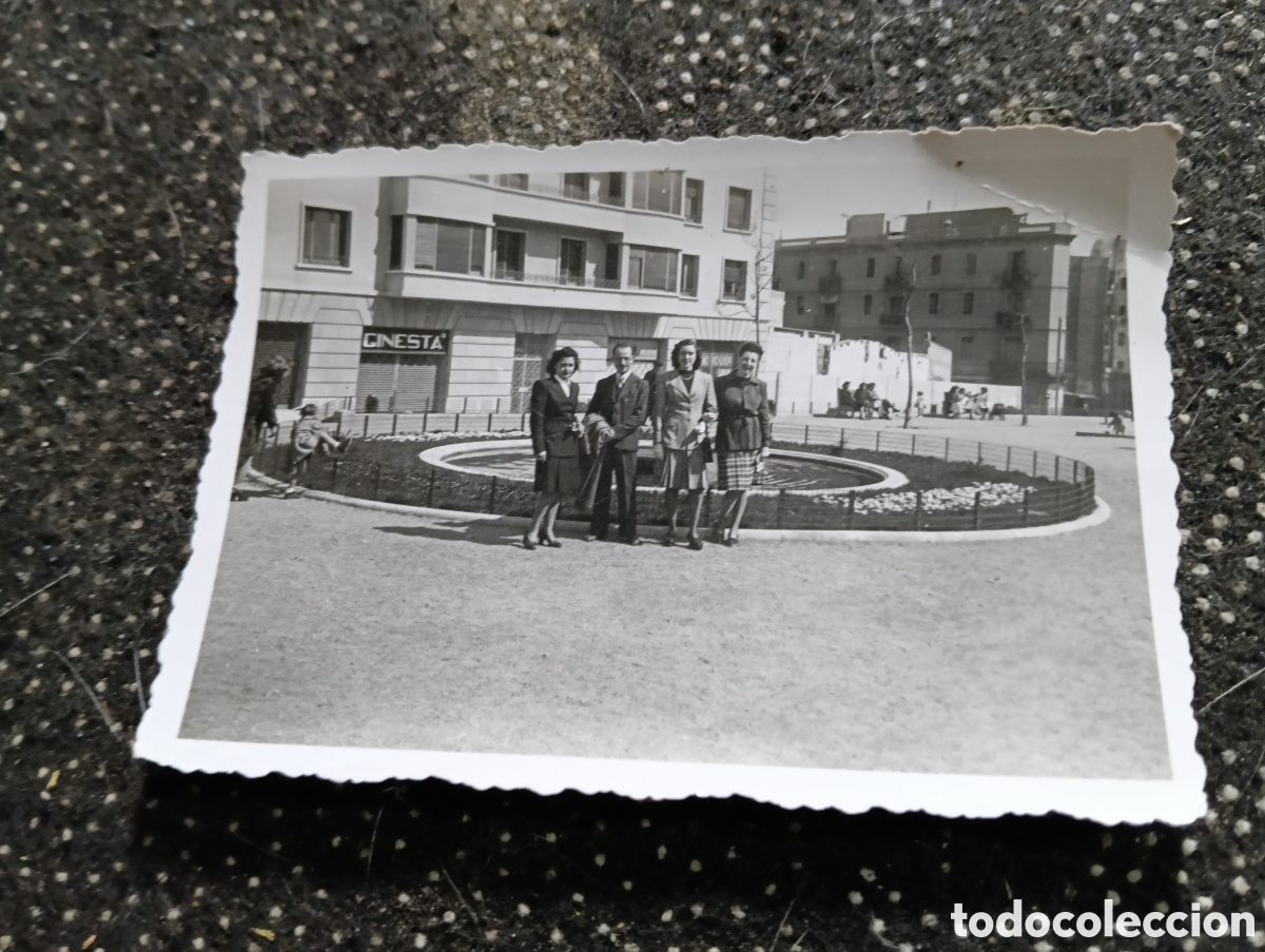 Fotograf&iacute;a antigua: 1949 Plaza del pueblo de Ginesta Tarragona, mide 9 x 6 cm aprox.