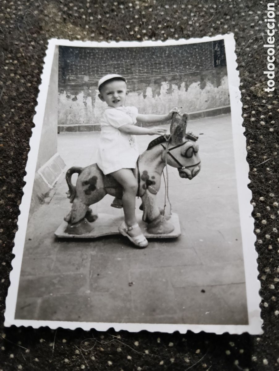 Fotograf&iacute;a antigua: 1940-50 Ni&ntilde;o jugando con un caballo de cart&oacute;n, mide 9 x 6 cm aprox.