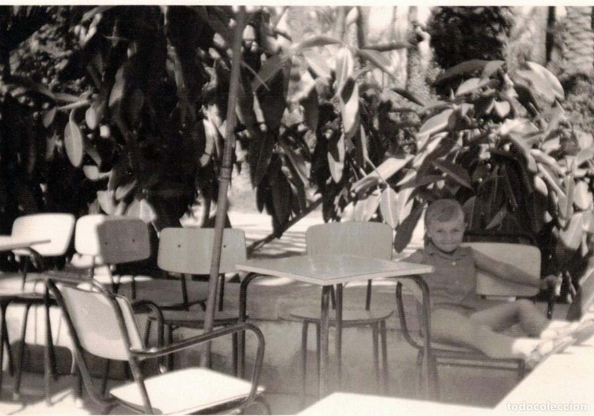 Fotograf&iacute;a antigua: :::: Q499 - FOTOGRAFIA - NI&Ntilde;O EN UNA TERRAZA