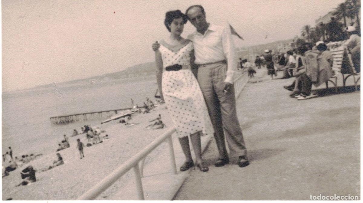 Fotograf&iacute;a antigua: :::: Q510 - FOTOGRAFIA - PAREJA DE PASEO JUNTO AL MAR