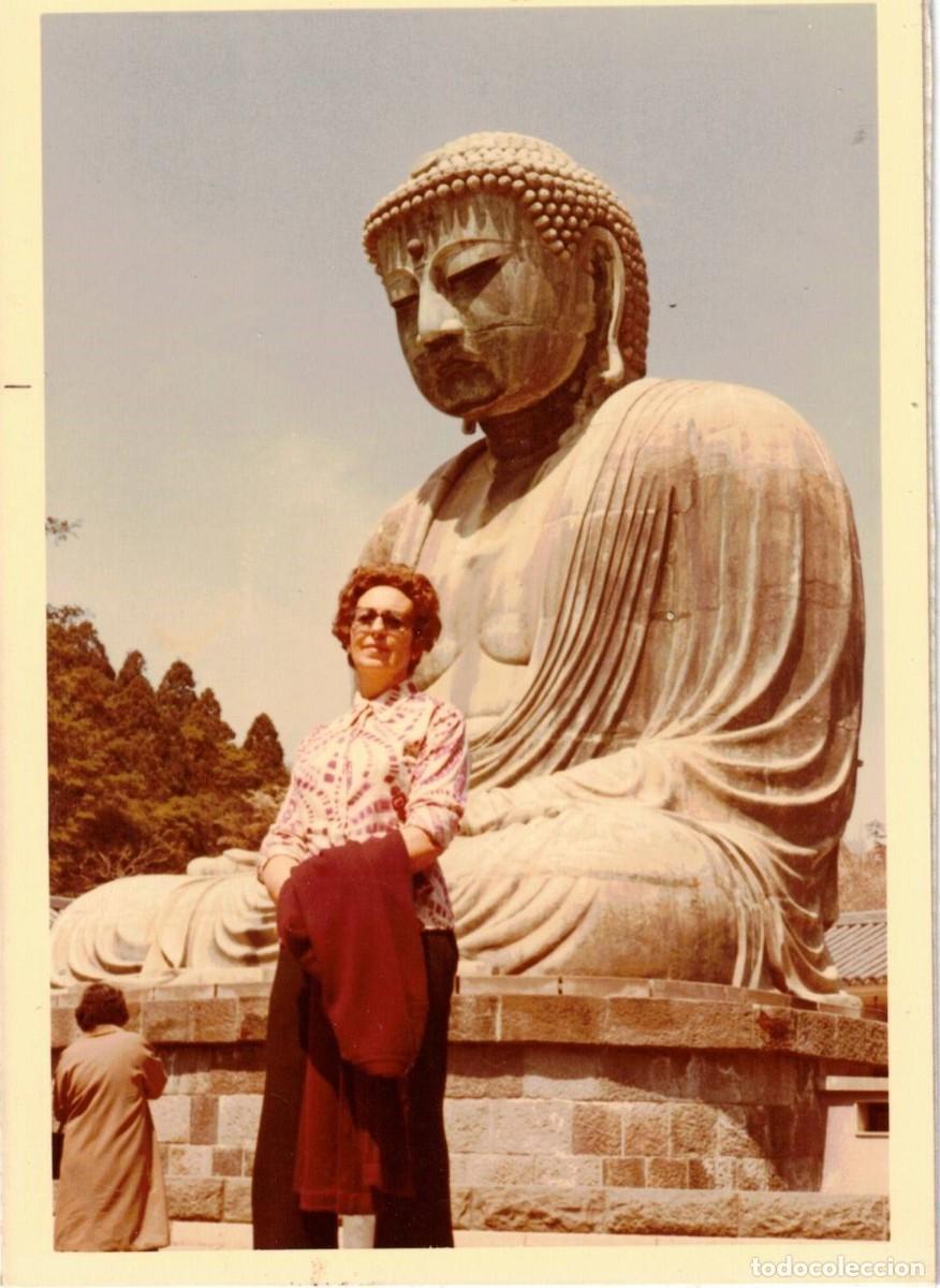 Fotograf&iacute;a antigua: :::: Q513 - FOTOGRAFIA - SE&Ntilde;ORA JUNTO A UN GRAN BUDA
