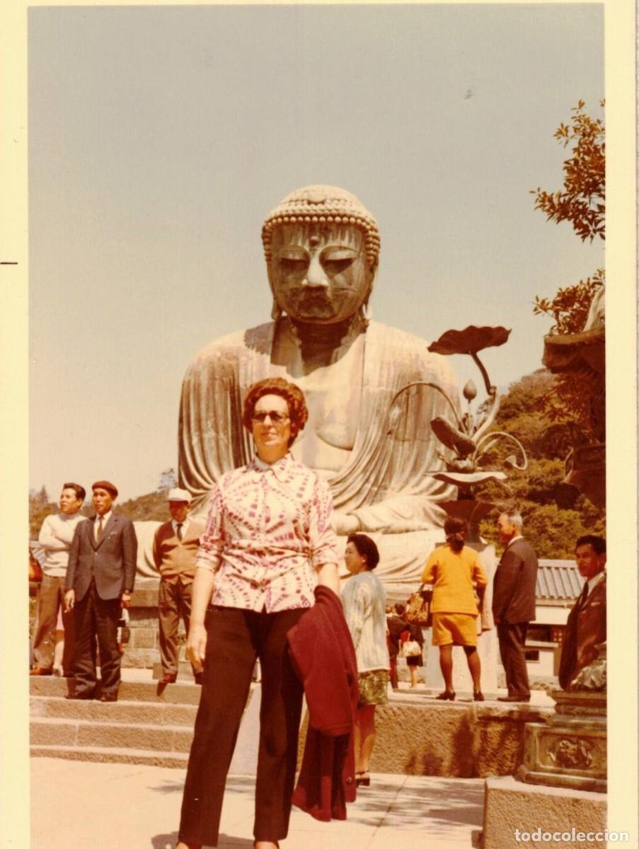 Fotograf&iacute;a antigua: :::: Q516 - FOTOGRAFIA - SE&Ntilde;ORA JUNTO A UN GRAN BUDA