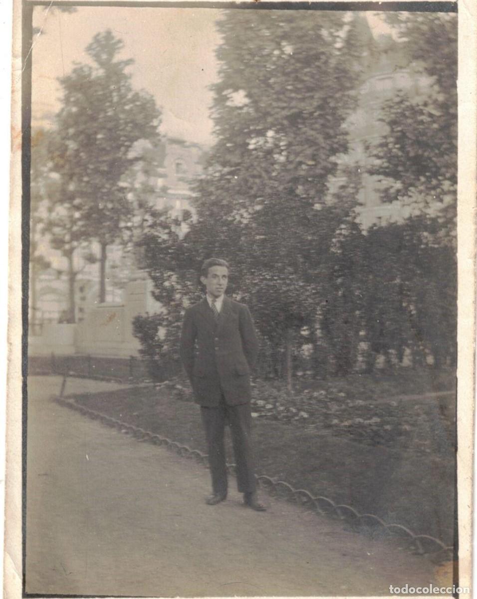 Fotograf&iacute;a antigua: :::: Q550 - FOTOGRAFIA - JOVEN EN UN PARQUE