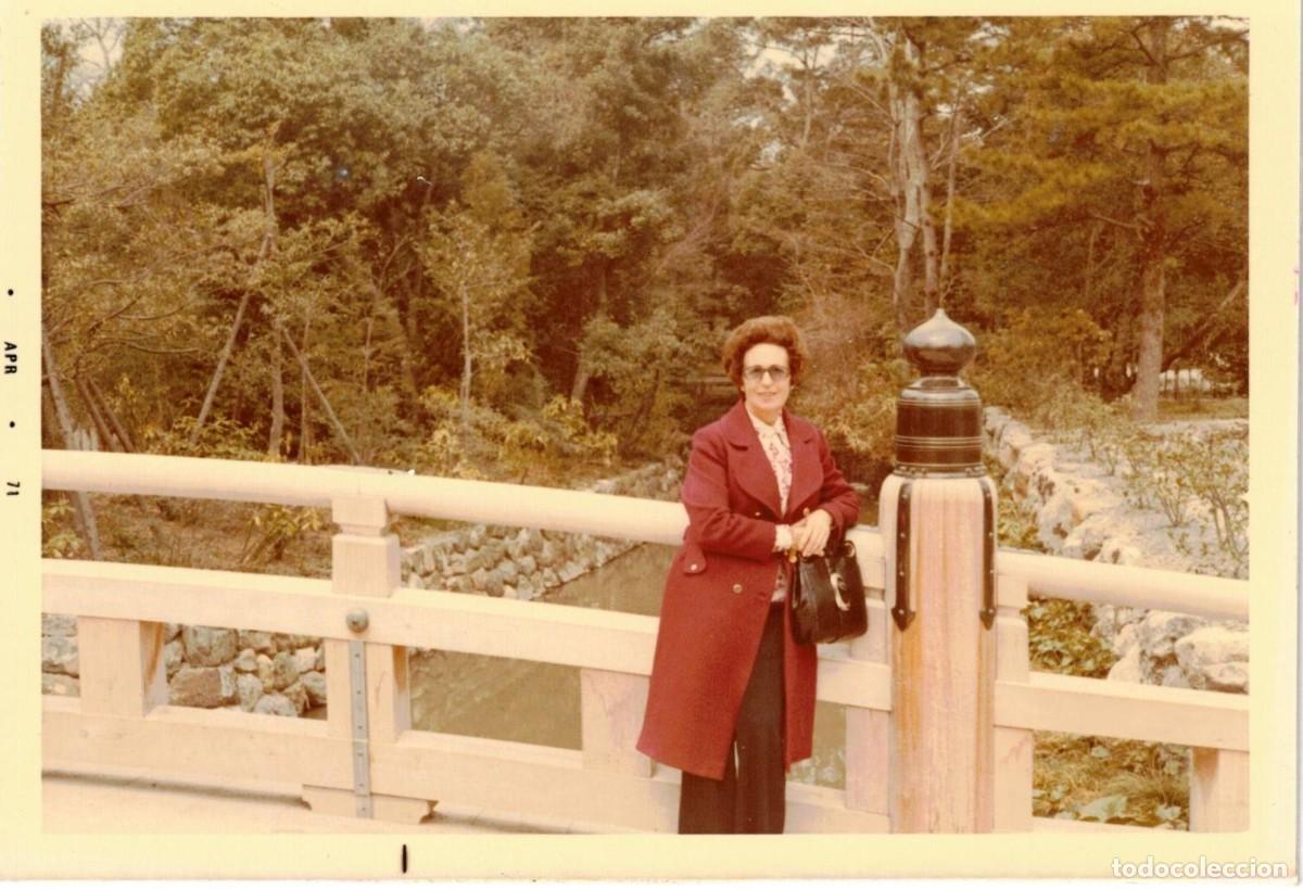 Fotograf&iacute;a antigua: :::: Q581 - FOTOGRAFIA - SE&Ntilde;ORA EN BONITO PAISAJE