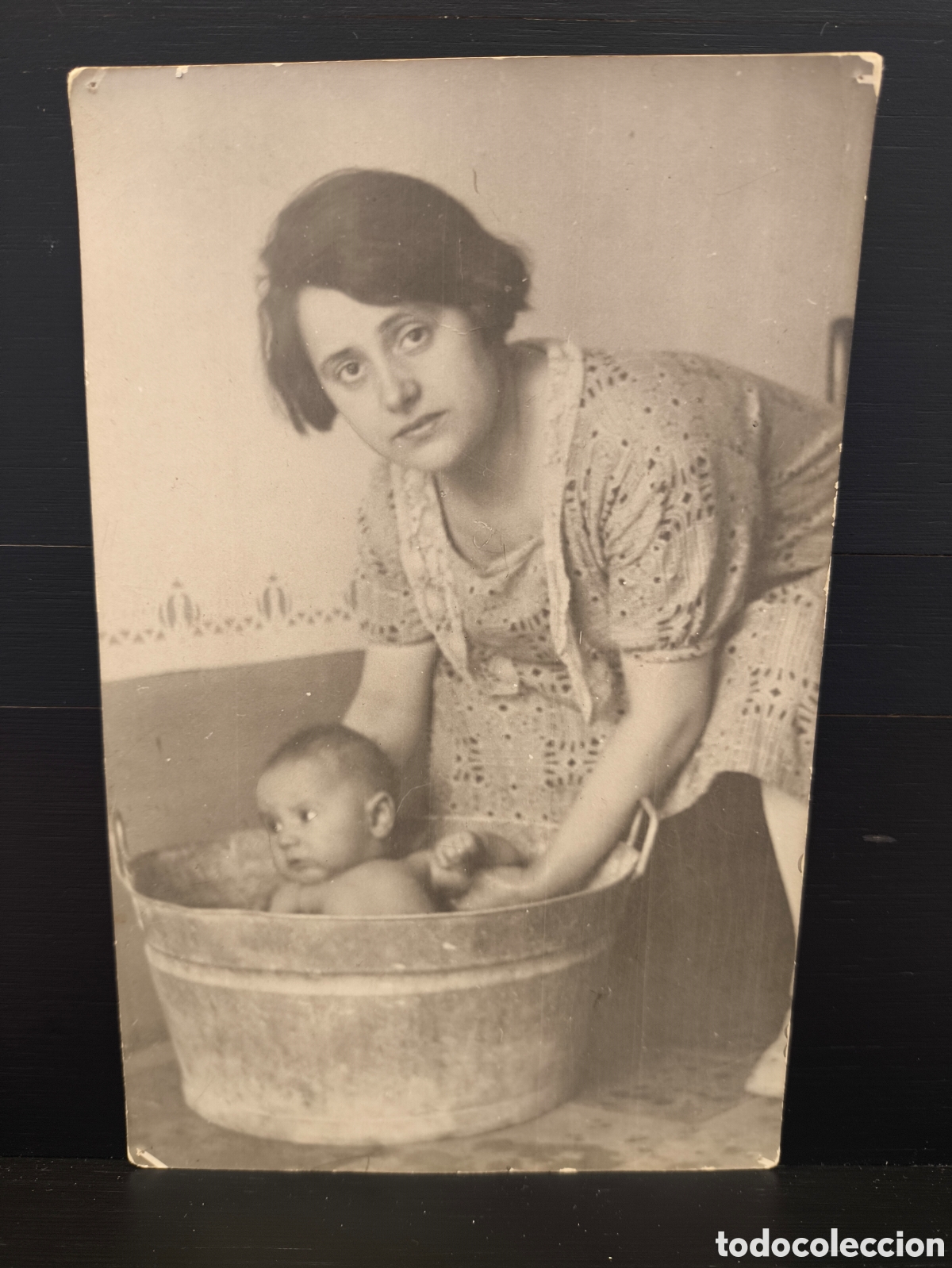Fotograf&iacute;a antigua: Antigua postal fotogr&aacute;fica dedicada madre ba&ntilde;ando a beb&eacute; en barre&ntilde;o Ed. Trapp & M&uuml;nch