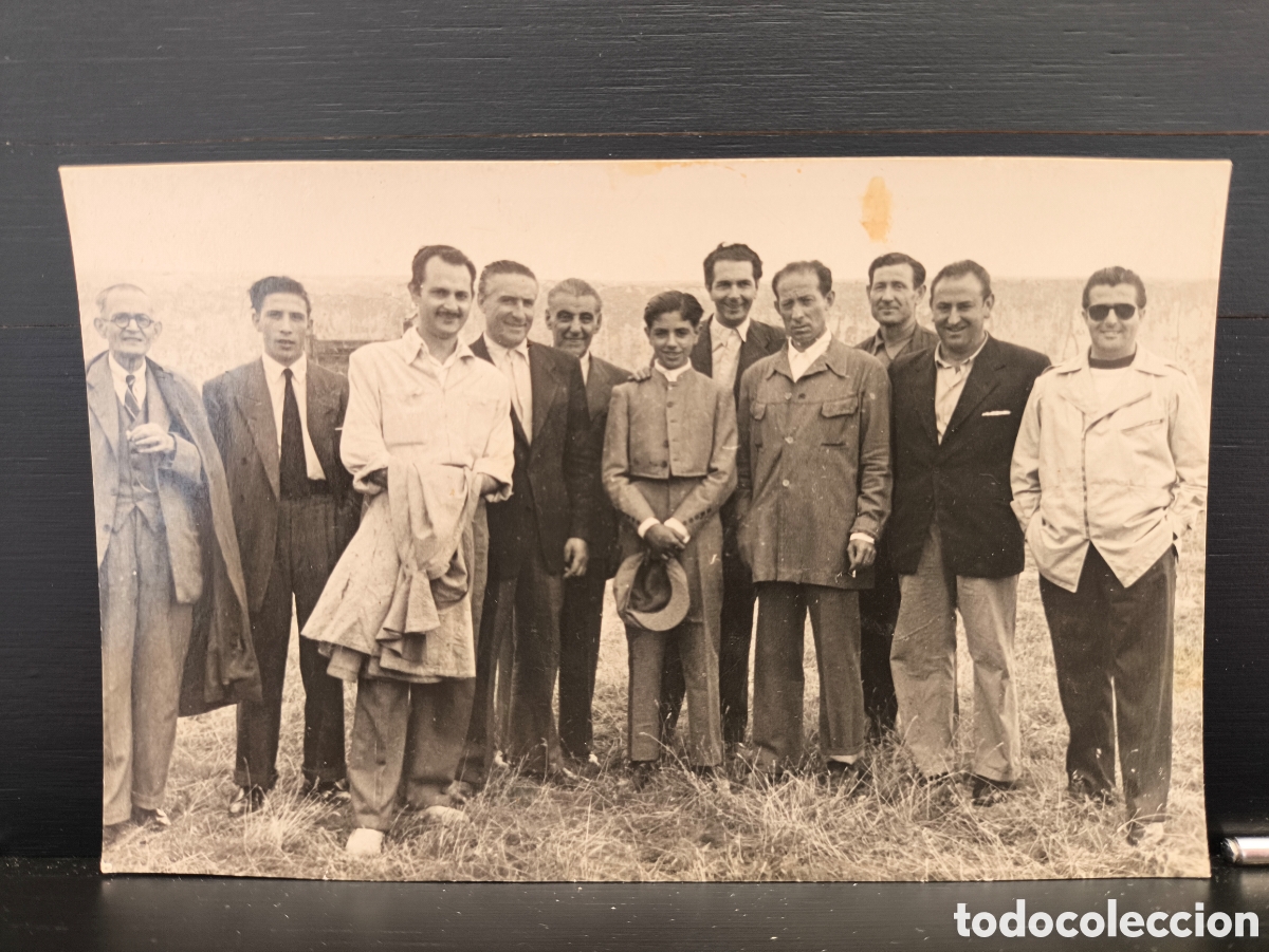 Fotograf&iacute;a antigua: Antigua fotograf&iacute;a grupo hombres posando en el campo joven con traje corto campero t&iacute;pico andaluz