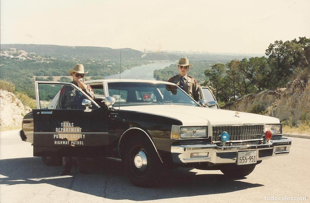Fotograf&iacute;a antigua: Texas Rangers. Texas. USA. Fotograf&iacute;a dos polic&iacute;as y coche. 1996. 10x15 cm. Firmada detr&aacute;s 5437.
