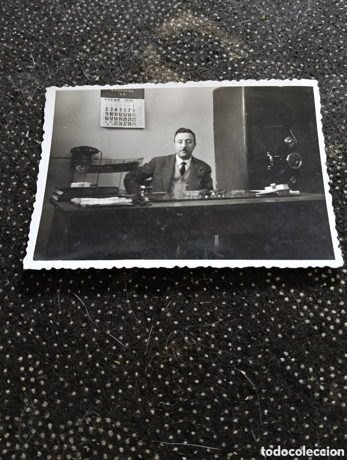 Fotograf&iacute;a antigua: Fotograf&iacute;a del director de una empresa de Barcelona 1956, con una caja fuerte a la derecha. Mide 10
