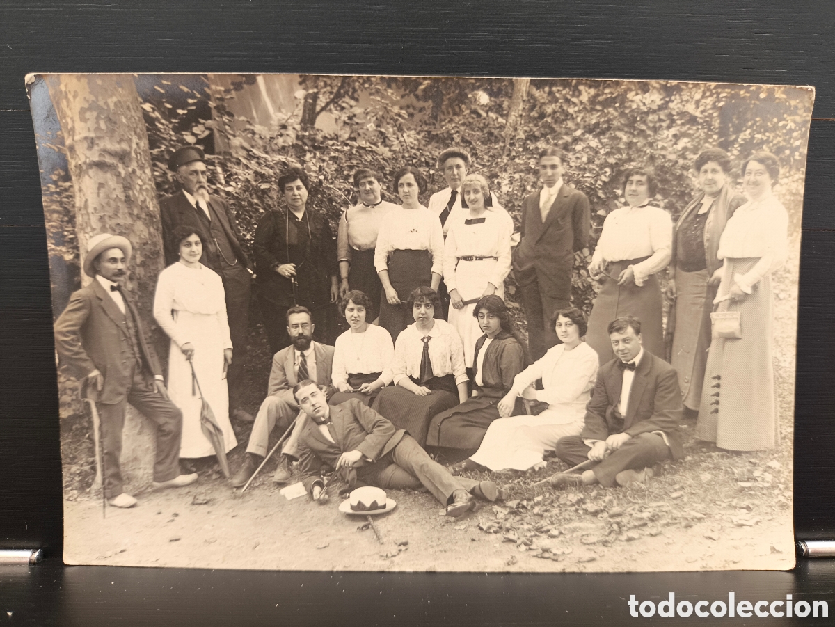 Fotograf&iacute;a antigua: Antigua postal fotogr&aacute;fica dedicada retrato familia grupo amigos Sant Hilari Sacalm Gerona