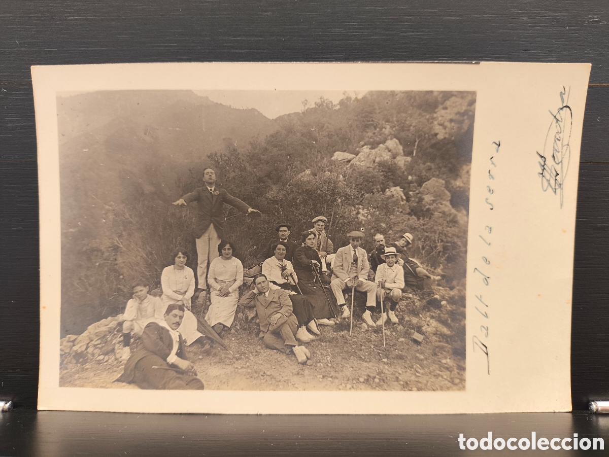 Fotograf&iacute;a antigua: Antigua postal fotogr&aacute;fica dedicada retrato familia grupo amigos Sant Hilari Sacalm Gerona