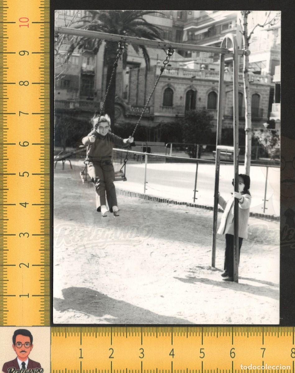 Fotograf&iacute;a antigua: NI&Ntilde;A CON PELO AL VIENTO COLUMPI&Aacute;NDOSE EN COLUMPIO PARQUE BARCELONA - FOTO ANTIGUA A&Ntilde;OS 60 - INFANCIA