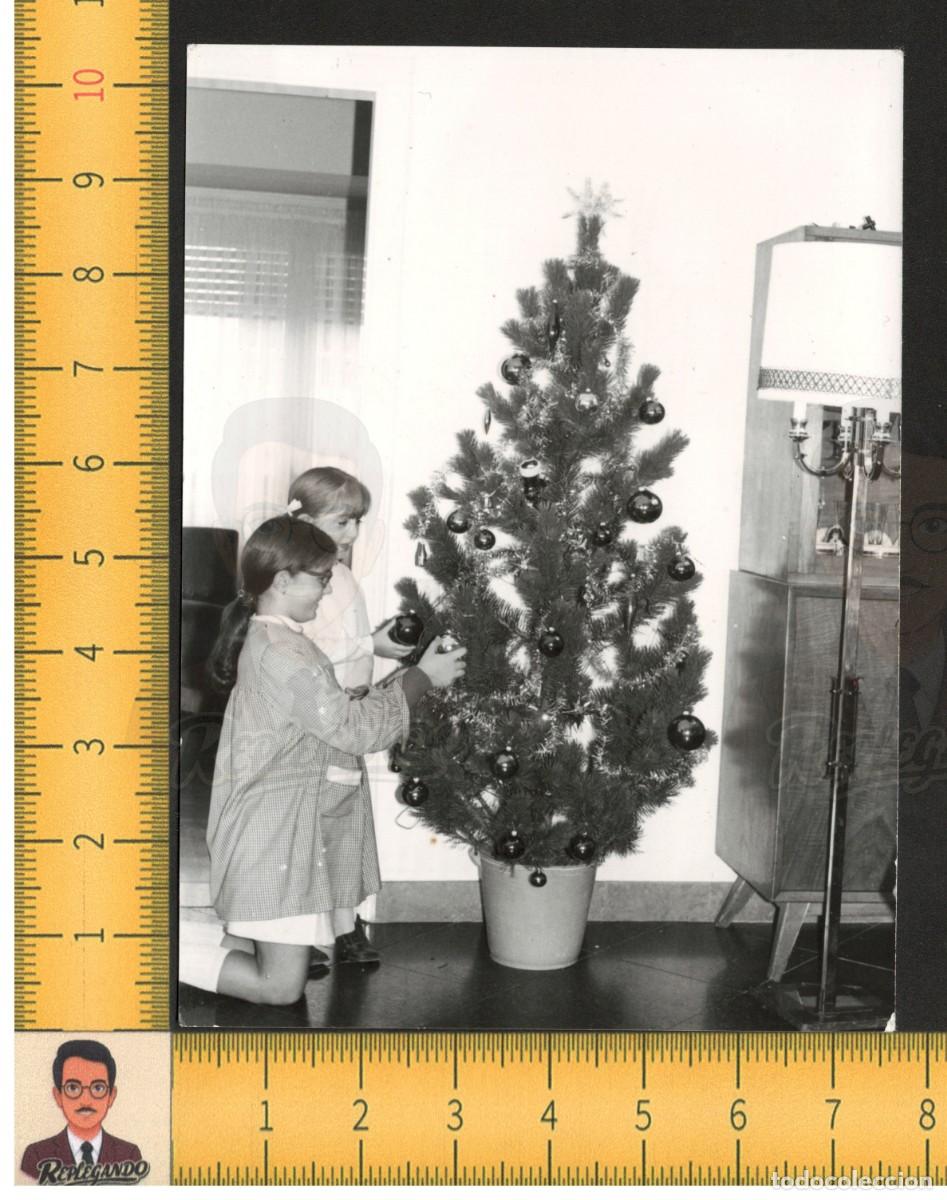 Fotograf&iacute;a antigua: SIMP&Aacute;TICAS NI&Ntilde;AS CUELGAN BOLAS &Aacute;RBOL DE NAVIDAD - FOTO ANTIGUA A&Ntilde;OS 50/60 - ESPA&Ntilde;A INFANCIA FELIZ