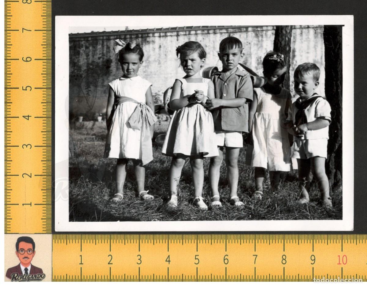 Fotograf&iacute;a antigua: LA PEQUE&Ntilde;A PANDILLA - GRUPO NI&Ntilde;OS POSANDO EN JARD&Iacute;N - FOTO ANTIGUA A&Ntilde;OS 50 - ESPA&Ntilde;A INFANCIA FELIZ
