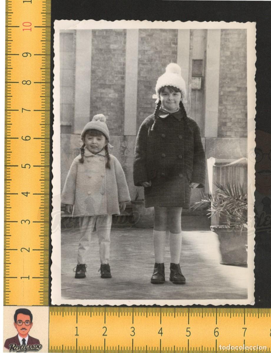 Fotograf&iacute;a antigua: NI&Ntilde;AS ABRIGO GORRO LANA TRENZAS POSAN EN TERRAZA - FOTO ANTIGUA A&Ntilde;OS 50/60 - INFANCIA FELIZ ESPA&Ntilde;A