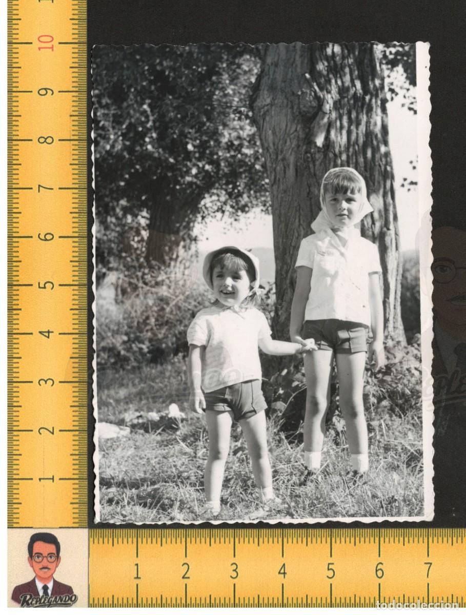 Fotograf&iacute;a antigua: LA PAREJA DE NI&Ntilde;AS CAMPESTRES CON PA&Ntilde;UELO EN EL PELO - FOTO ANTIGUA A&Ntilde;OS 50/60 - INFANCIA FELIZ