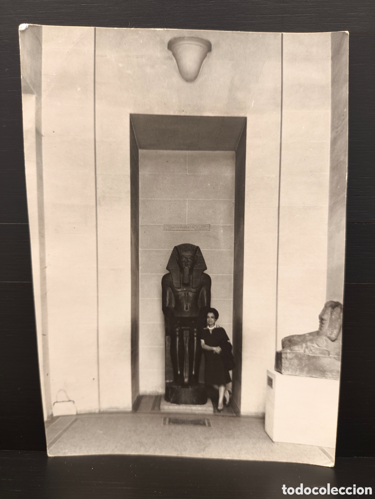 Fotograf&iacute;a antigua: Antigua fotograf&iacute;a dedicada Estatua de Rams&eacute;s II Pabell&oacute;n de Arte Egipcio Museo del Louvre Par&iacute;s