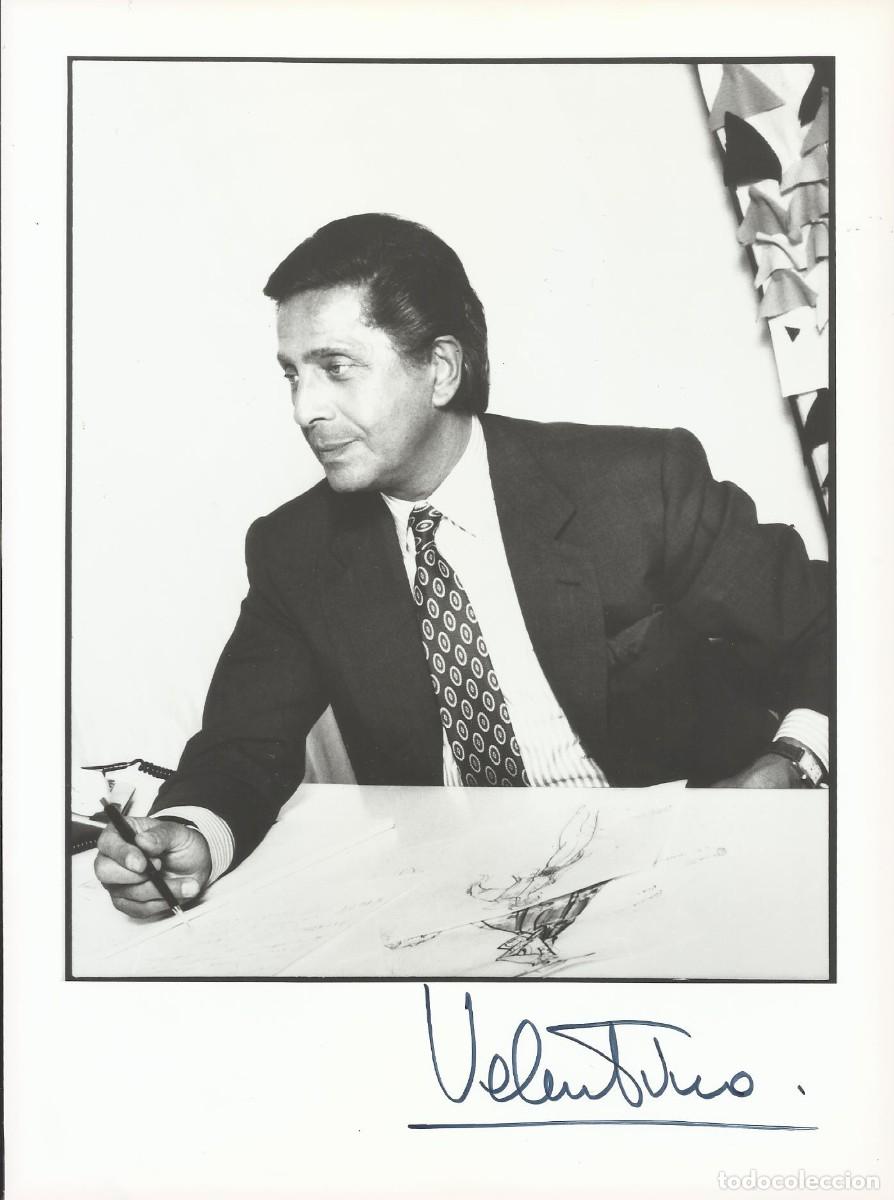 Fotograf&iacute;a antigua: Valentino. Dise&ntilde;ador moda. Italia. Fotograf&iacute;a firmada. Aut&oacute;grafo, autograph. Con COA. 24x18 cm.