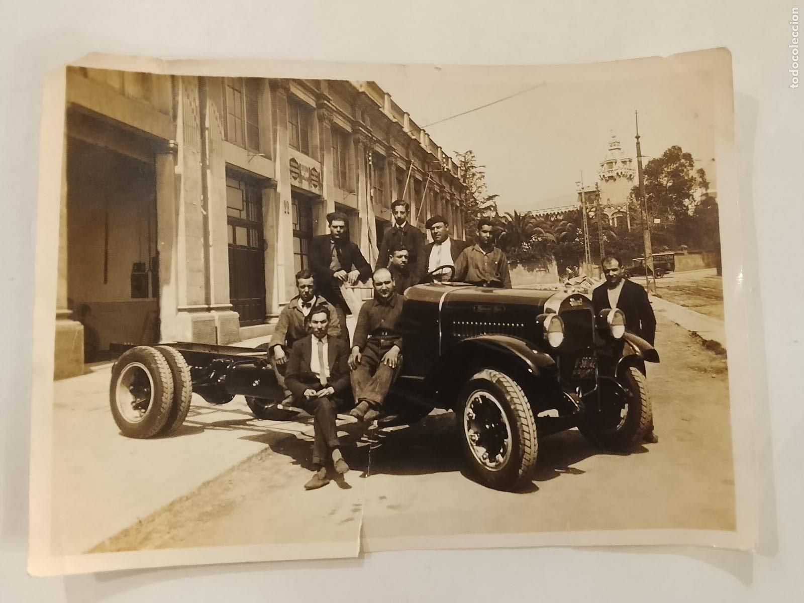 Fotograf&iacute;a antigua: HOMBRES EN LA PUERTA UN GARAJE CON UN COCHE - BARCELONA ?- FOTOGRAFIA ANTIGUA - (K-15.385)