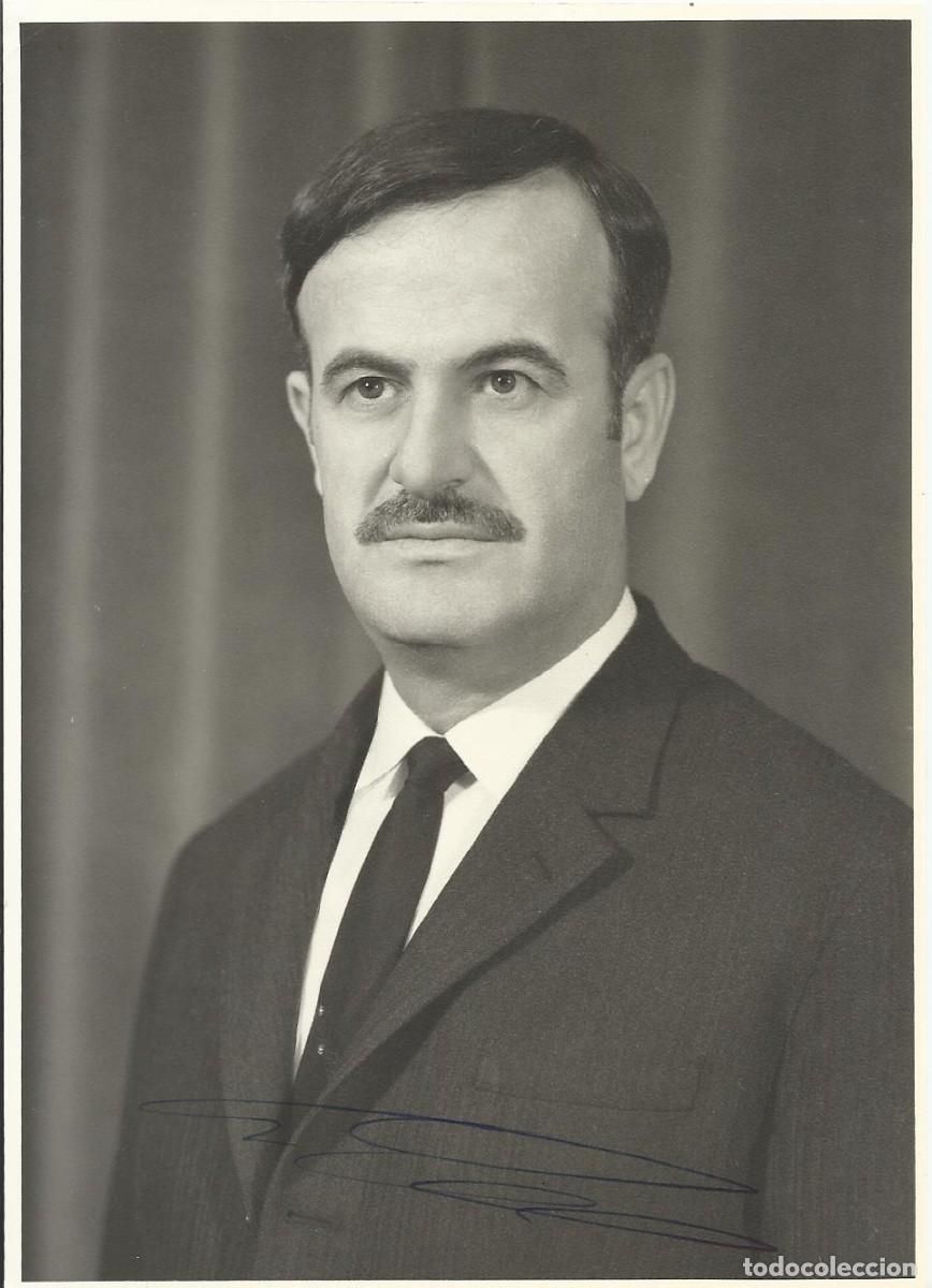 Fotograf&iacute;a antigua: Hafez Al-Assad. Presidente Siria (1971-2000). Fotograf&iacute;a firma impresa. 1977. 17x12 cm.
