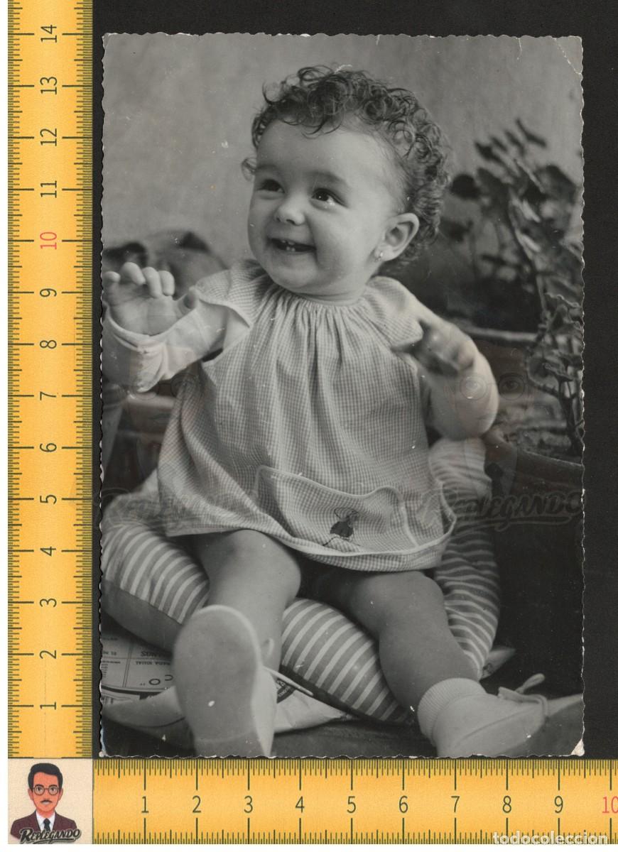 Fotograf&iacute;a antigua: RETRATO SIMP&Aacute;TICA NI&Ntilde;A SENTADA CON SONRISA Y PELO RIZADO - FOTO ANTIGUA A&Ntilde;OS 50/60 - INFANCIA FELIZ