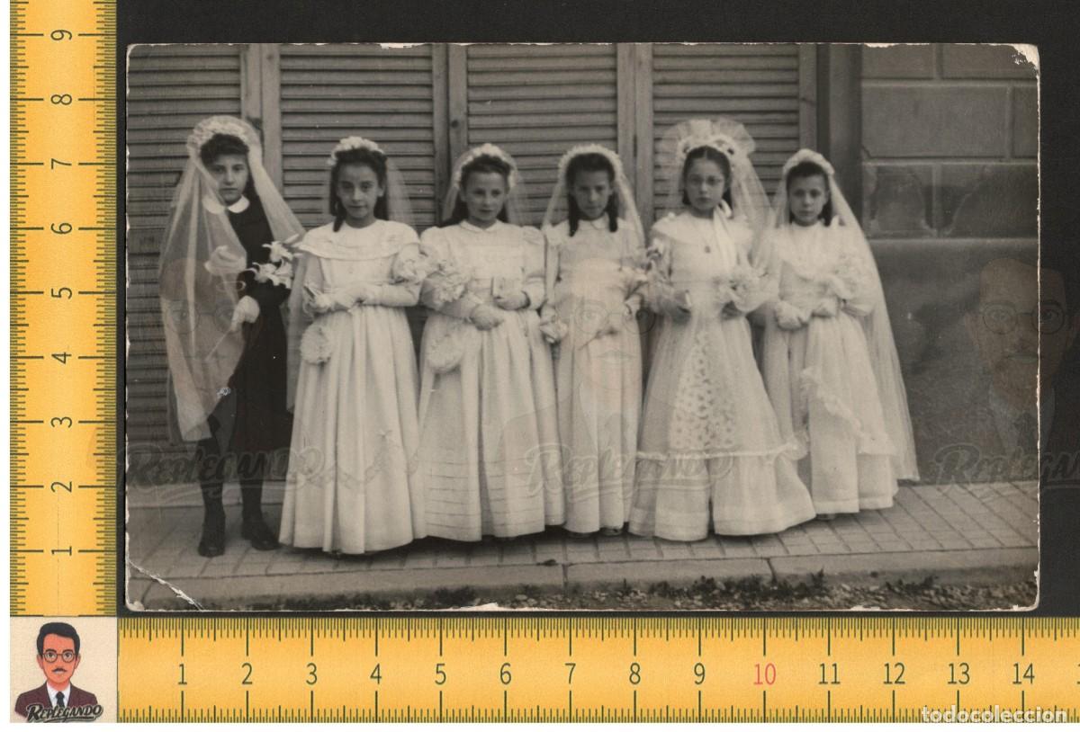 Fotograf&iacute;a antigua: GRUPO NI&Ntilde;AS VESTIDO PRIMERA COMUNI&Oacute;N POSAN EN CALLE CIUDAD ESPA&Ntilde;A - FOTO ANTIGUA A&Ntilde;OS 60