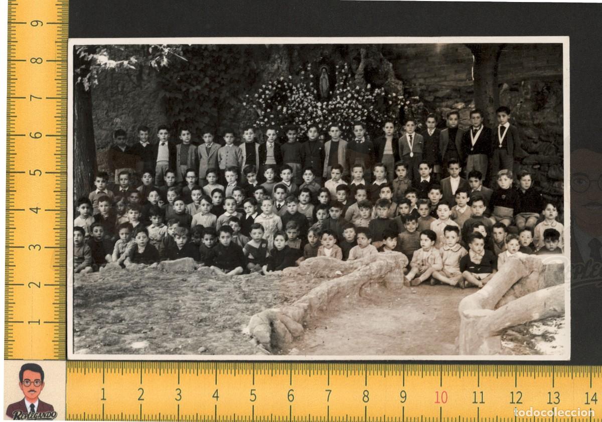 Fotograf&iacute;a antigua: GRUPO NI&Ntilde;OS ESCUELA POSAN EN GRUTA VIRGEN LOURDES PATIO COLEGIO &iquest;MANRESA? - FOTO ANTIGUA A&Ntilde;OS 50