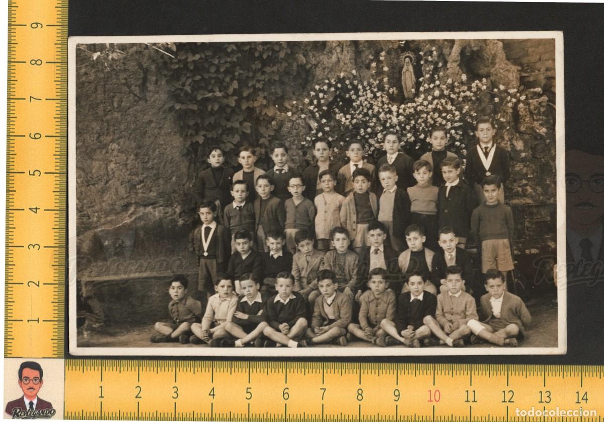 Fotograf&iacute;a antigua: GRUPO NI&Ntilde;OS ESCUELA POSAN EN GRUTA VIRGEN LOURDES PATIO COLEGIO &iquest;MANRESA? - FOTO ANTIGUA A&Ntilde;OS 50