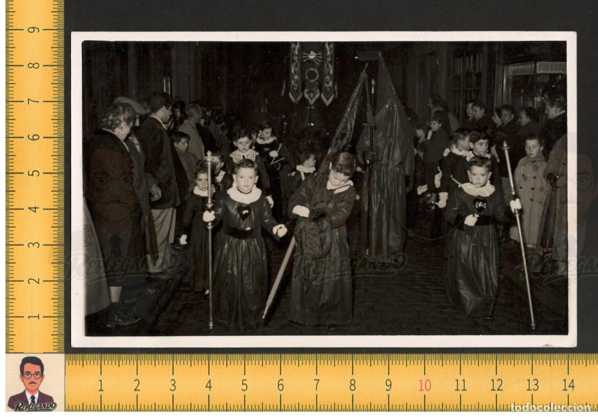 Fotograf&iacute;a antigua: MANRESA : NI&Ntilde;OS EN PROCESI&Oacute;N COFRAD&Iacute;A VIRGEN DOLOROSA - FOTO ANTIGUA A&Ntilde;OS 50/60 - CATALUNYA CIUDAD